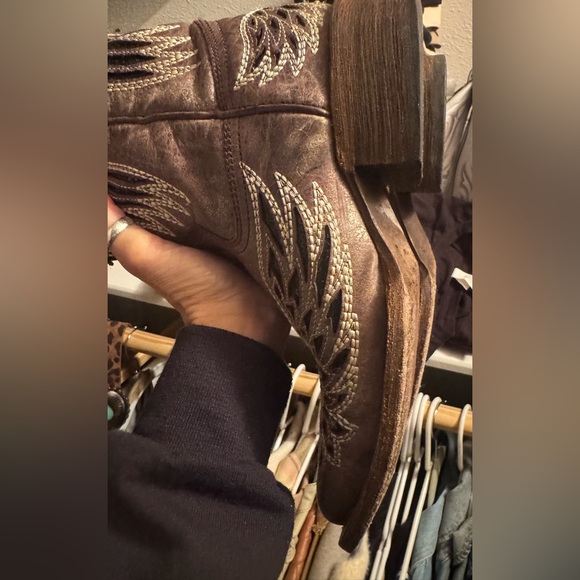 Brown Western Heeled Boots with Embroidered Design - Picture 2 of 3